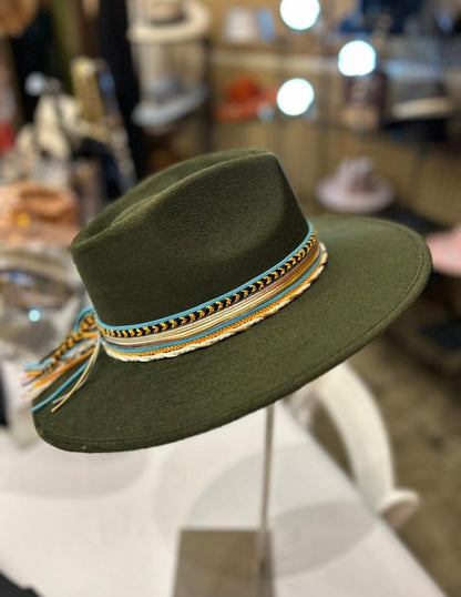 Sombrero de Autor Verde con Banda Multicolor, Modelo MAX.