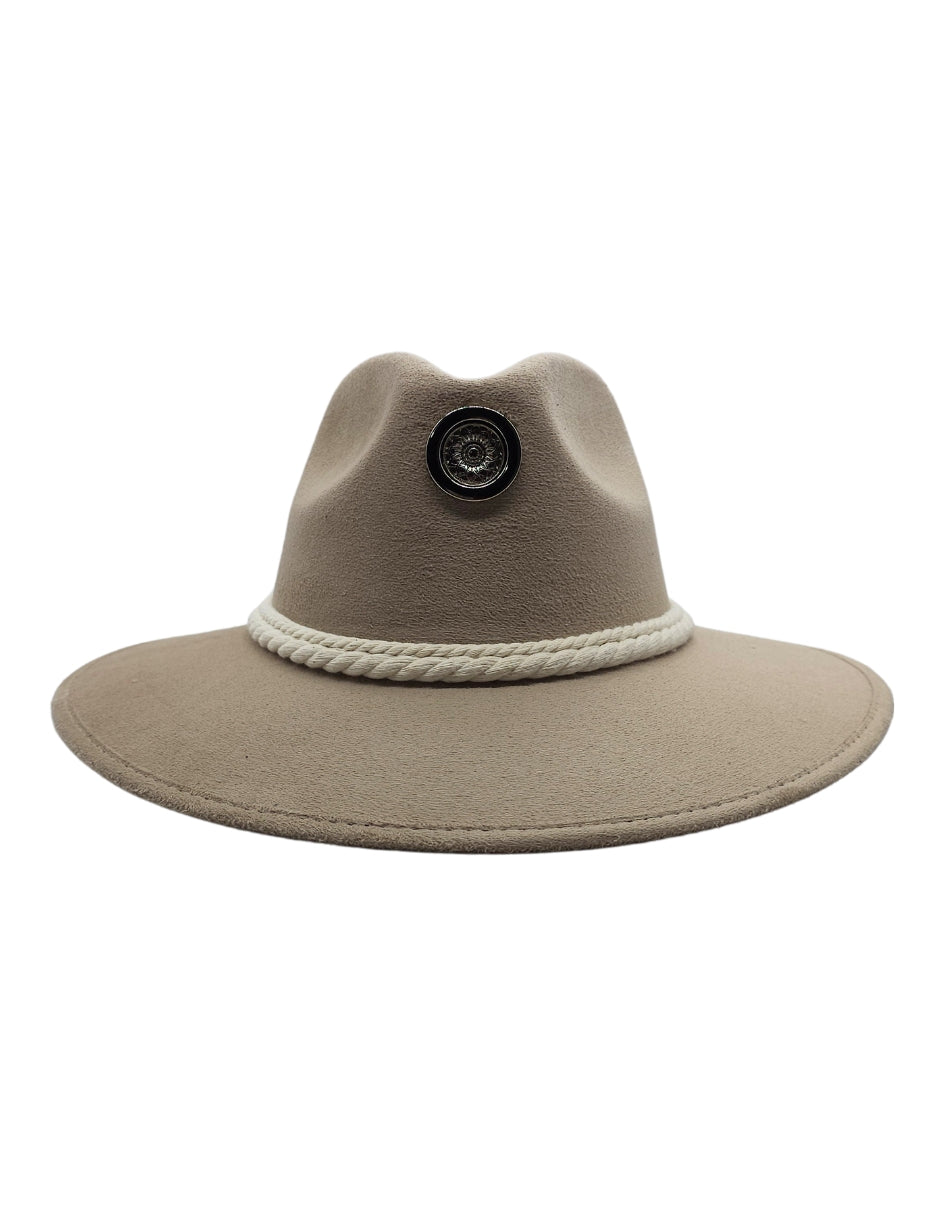 Sombrero Beige de autor con Cordón y diseño Único, modelo NIC.
