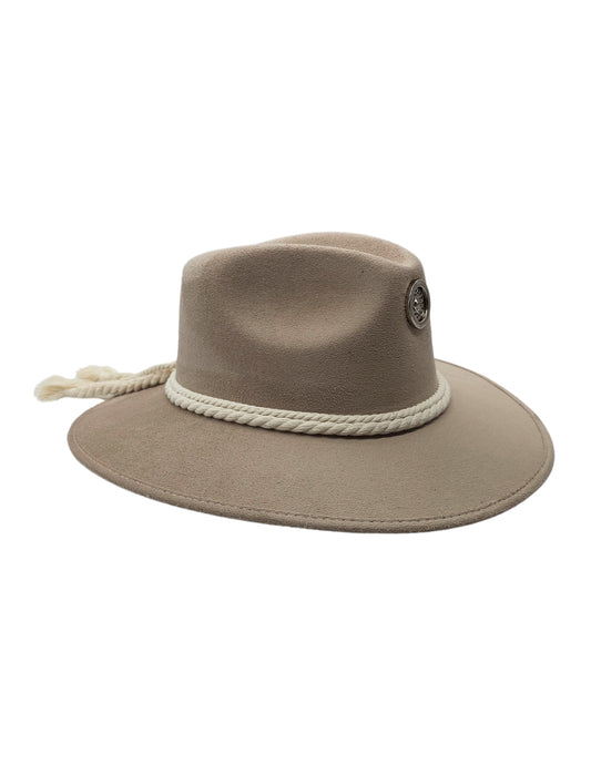 Sombrero Beige de autor con Cordón y diseño Único, modelo NIC.