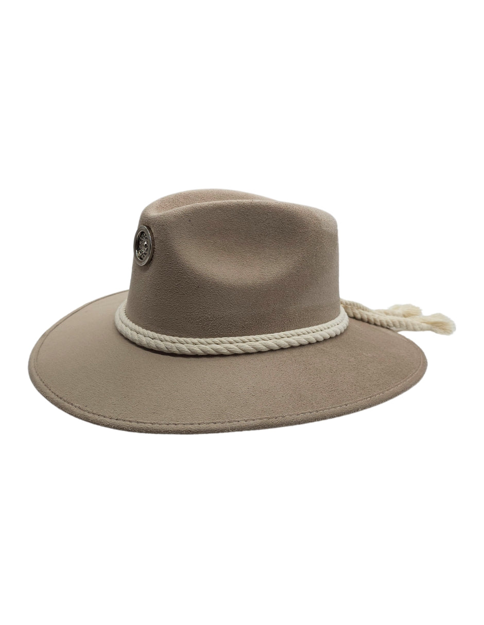 Sombrero Beige de autor con Cordón y diseño Único, modelo NIC.