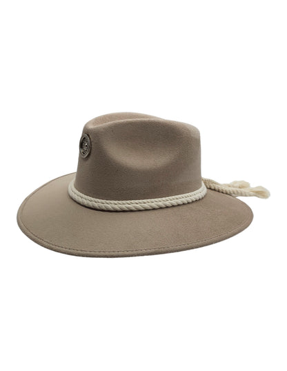 Sombrero Beige de autor con Cordón y diseño Único, modelo NIC.