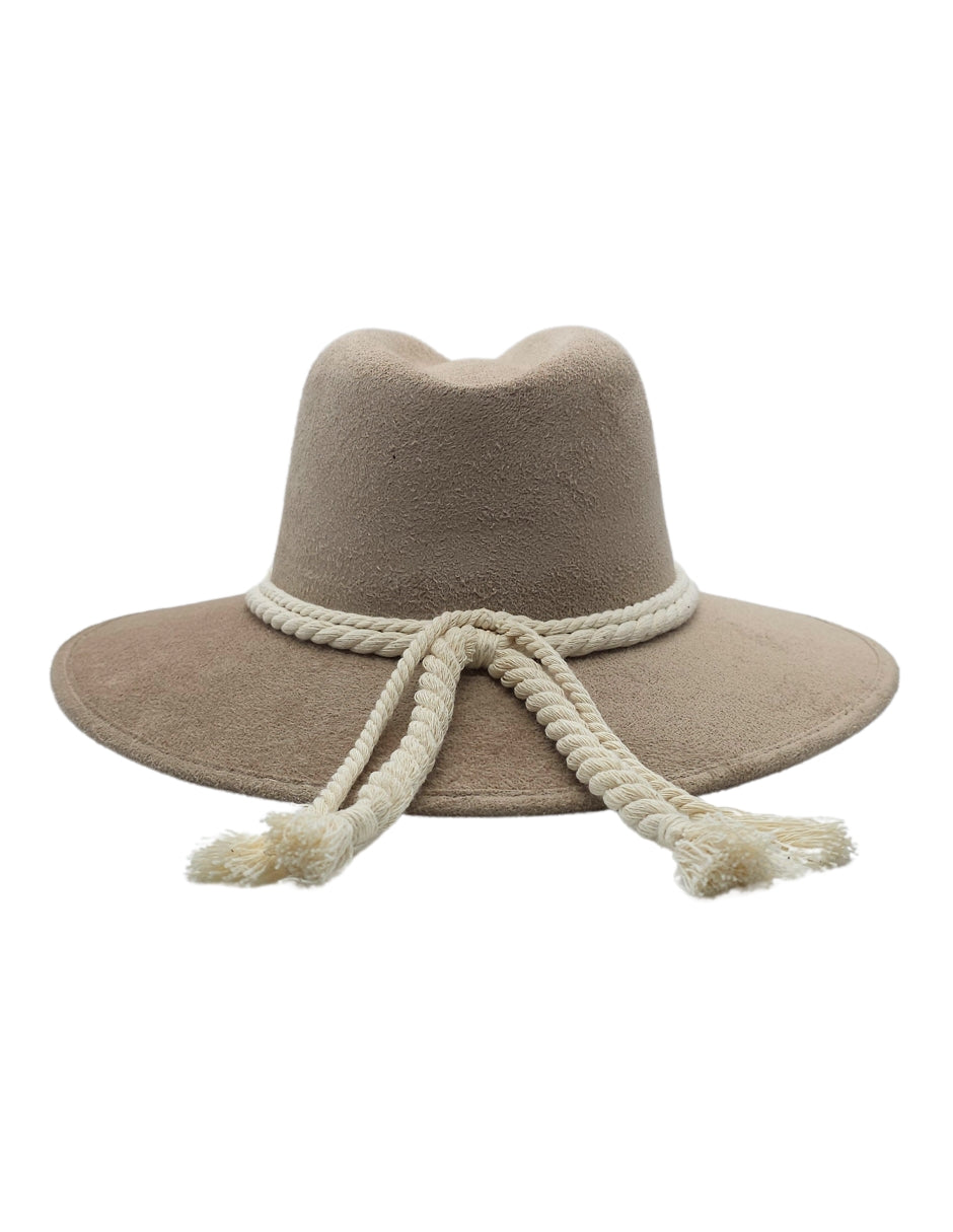 Sombrero Beige de autor con Cordón y diseño Único, modelo NIC.