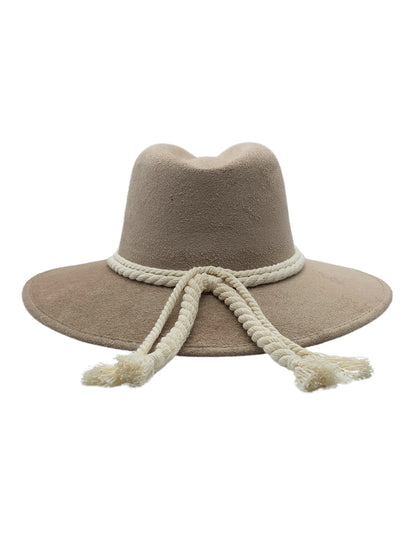 Sombrero Beige de autor con Cordón y diseño Único, modelo NIC.
