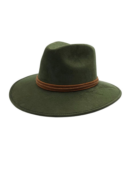 Sombrero de Autor en gamuza con detalle de ala en color oro viejo, modelo XIIK.