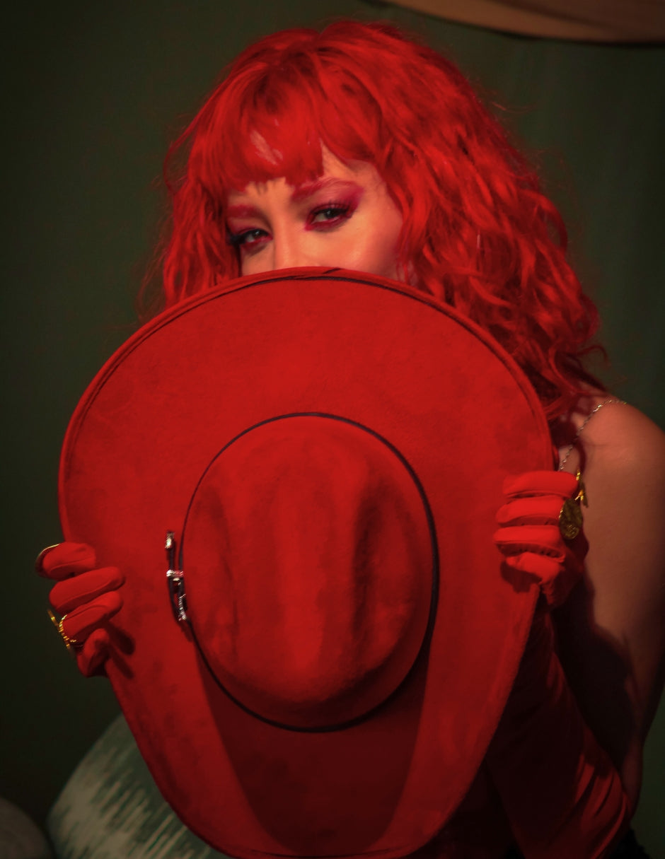 Texana Chihuahua en Rojo, con toquilla delgada en piel, modelo CARMINE.
