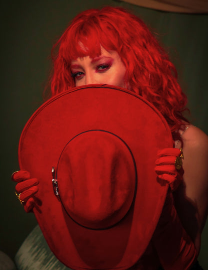 Texana Chihuahua en Rojo, con toquilla delgada en piel, modelo CARMINE.