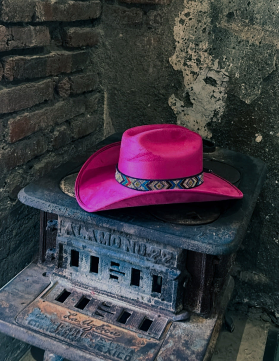 Texana de Autor en gamuza con banda artesanal, modelo RÒSEO.