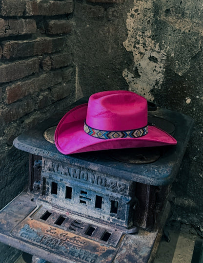 Texana de Autor en gamuza con banda artesanal, modelo RÒSEO.