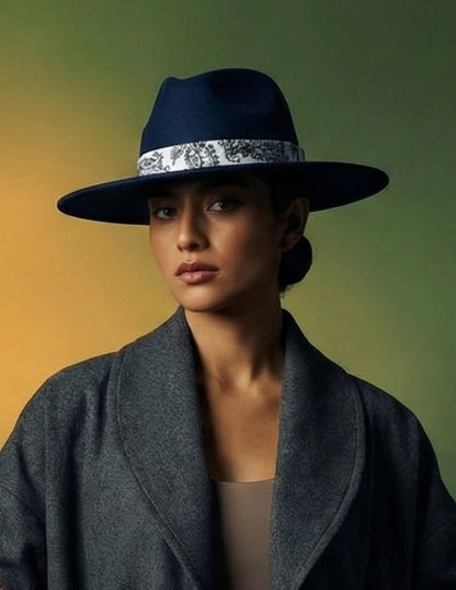 Sombrero de gamuza en color Azul Marino de Autor, modelo DANI.