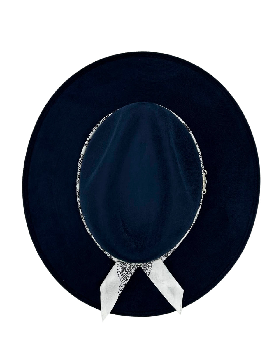 Sombrero de gamuza en color Azul Marino de Autor, modelo DANI.
