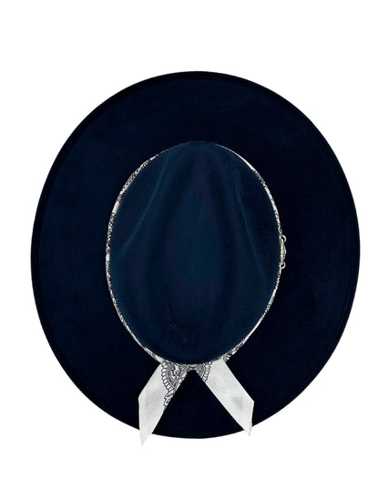 Sombrero de gamuza en color Azul Marino de Autor, modelo DANI.