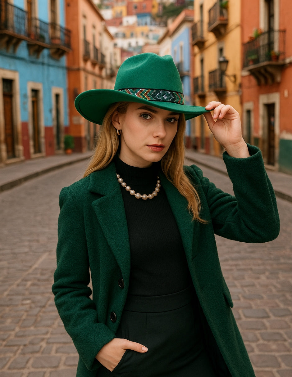 Texana de Autor en gamuza con banda artesanal, modelo MIDORI.
