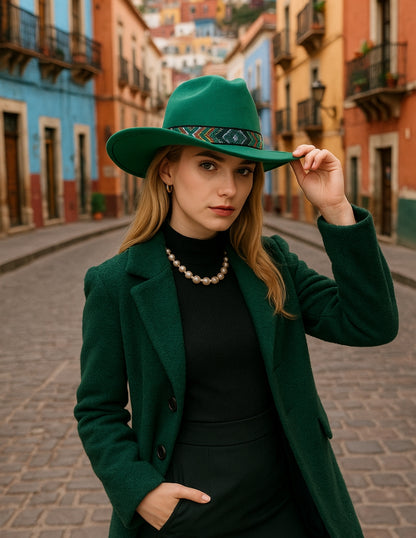Texana de Autor en gamuza con banda artesanal, modelo MIDORI.