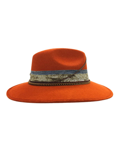 Sombrero Unisex Color Naranja con Cadena y Tira de Piel, Modelo NEROLA.