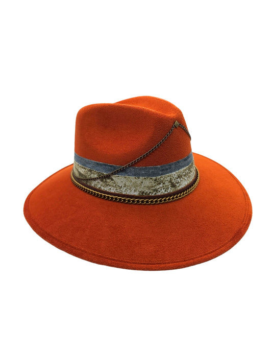 Sombrero Unisex Color Naranja con Cadena y Tira de Piel, Modelo NEROLA.