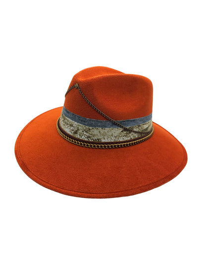 Sombrero Unisex Color Naranja con Cadena y Tira de Piel, Modelo NEROLA.
