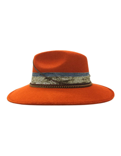 Sombrero Unisex Color Naranja con Cadena y Tira de Piel, Modelo NEROLA.