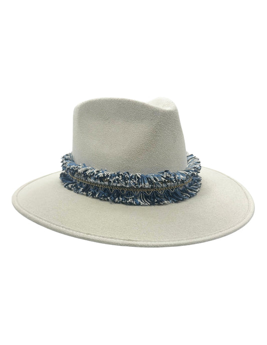 Sombrero Explorer de Autor en Marfil claro, modelo SANTORINI.