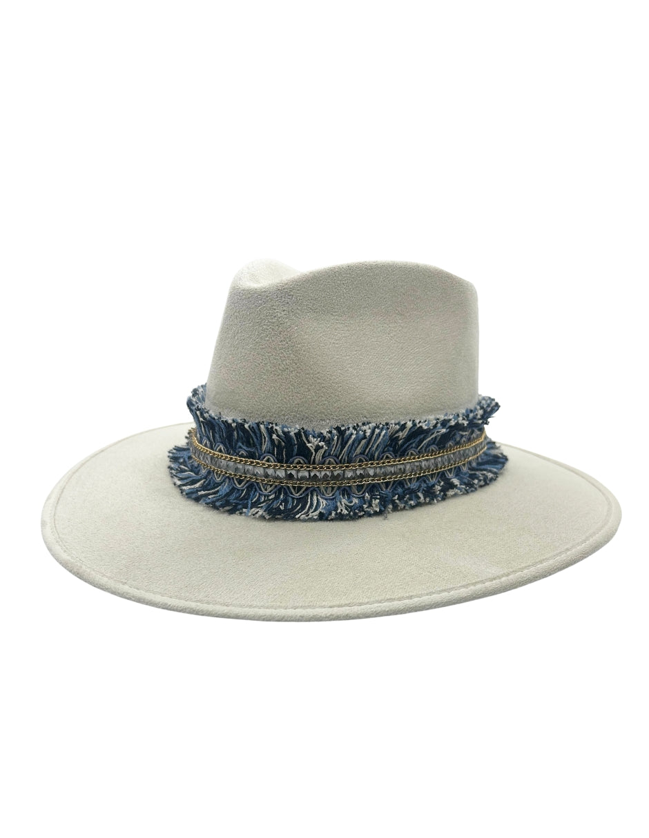 Sombrero Explorer de Autor en Marfil claro, modelo SANTORINI.