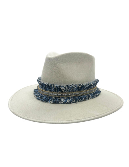 Sombrero Explorer de Autor en Marfil claro, modelo SANTORINI.