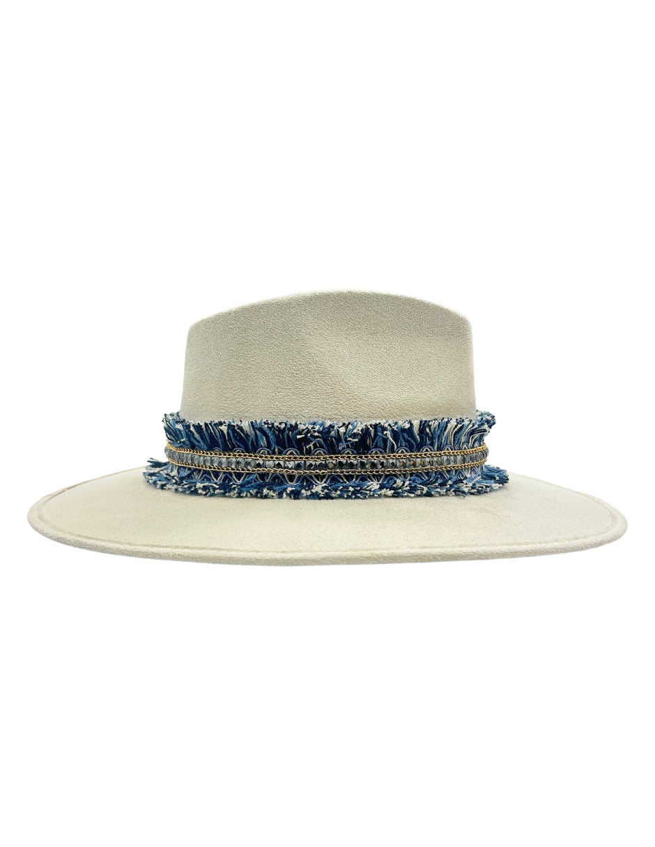 Sombrero Explorer de Autor en Marfil claro, modelo SANTORINI.