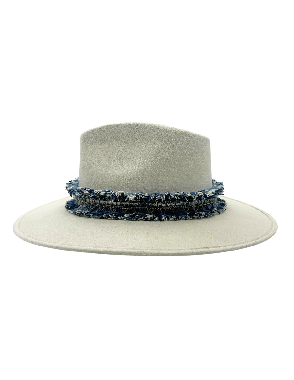 Sombrero Explorer de Autor en Marfil claro, modelo SANTORINI.