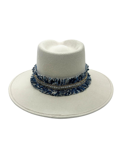 Sombrero Explorer de Autor en Marfil claro, modelo SANTORINI.
