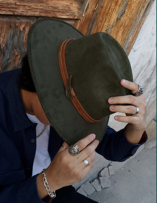 Sombrero de Autor en gamuza con detalle de ala en color oro viejo, modelo XIIK.