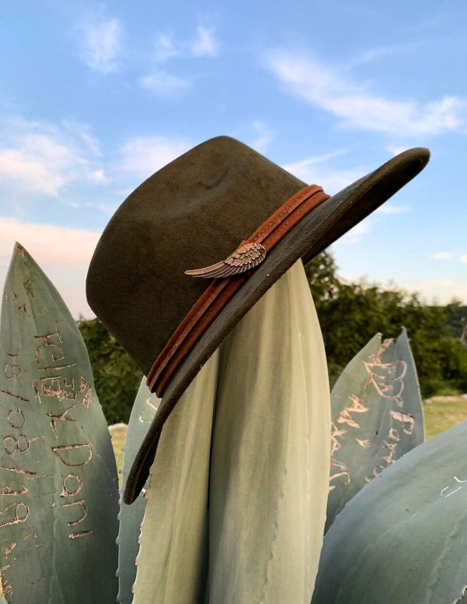Sombrero de Autor en gamuza con detalle de ala en color oro viejo, modelo XIIK.